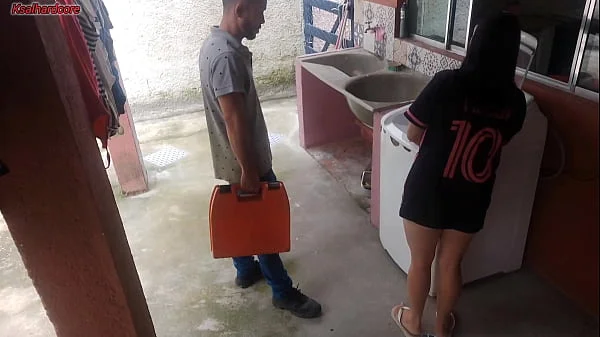 Dona de casa paga técnico com a bunda enquanto marido esta fora