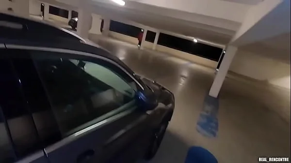 Une jolie beurette de cité se fait défoncer publiquement en anal par un black pour un IPHONE 13 !!!