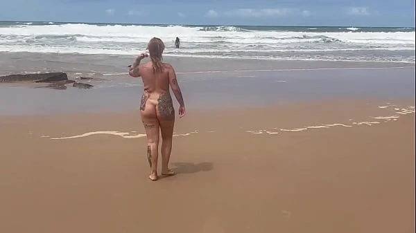 Eu e minha amiga tiramos o biquíni no meio da praia da Bahia e demos pra todos os machos que estavam lá.