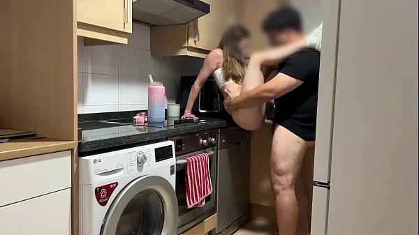 Mientras hablo por telefono con mi novio , mi padrastro me come el coño y me folla bien duro hasta se corre dentro creampie