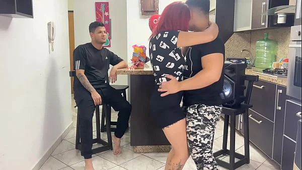 No Me Gusta que mi Novia Traiga a su Mejor Amigo a nuestra Fiesta porque Cuando Baila Regueton el le Frota la Polla en su Culo NTR Netorare
