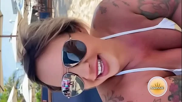 Eu e meu amigo na praia curtindo com essa loira deliciosa, beijamos corpo dela todinho e fomos comer ela no motel onde fodemos gostoso.