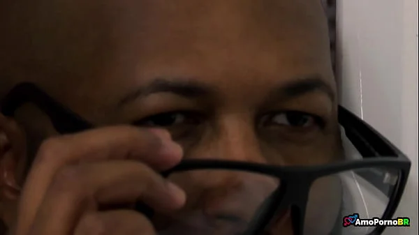 Entrou no quarto da enteada e gozou nas coisas dela!