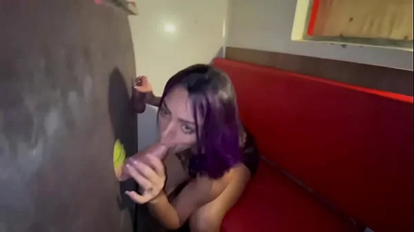 Chupando e transando com vários desconhecidos na casa de swing