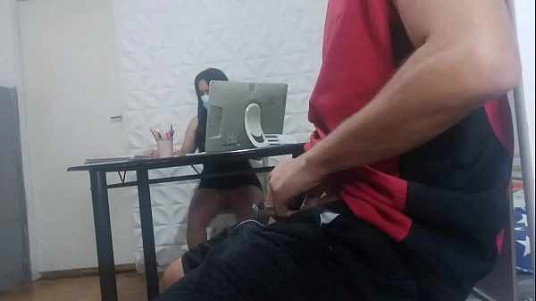 recepcionista gostosa sem calcinha! me arrisquei colocando o pau pra fora! em plena recepção, qual será a reação dela?