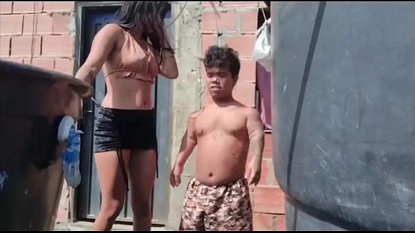 en la azotea se encuentra el enano reparando el tanque y llega su hermanastra a seducirlo para que la folle