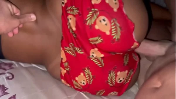 Esposa sedenta por pica vai pra cama com shortinho curto pra provocar o marido