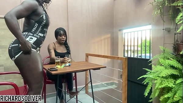 Personal trainer deixa duas morenas excitadas e loucas para chupar e foder seu pau bem dotado.