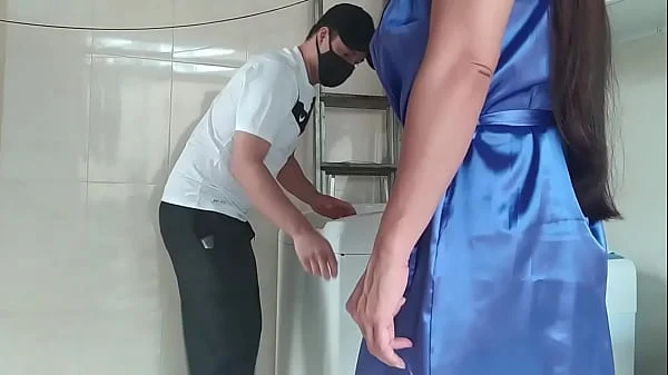 Técnico foi chamado para consertar a máquina de lavar a acabou comendo a cliente gostosa
