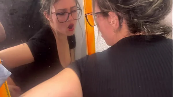 A gostosa da minha mulher dentro do vestuário da loja louca de tesao não aguentamos fudemos ali mesmo (sexo em público)
