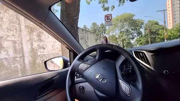 Bati punheta pra gostosinha que estava no ponto de ônibus que acabou sedento!