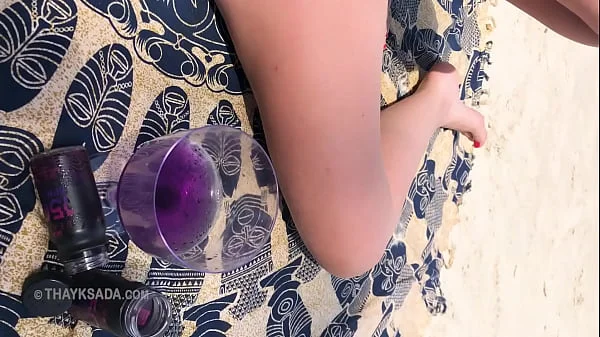 Casada com micro biquini na praia