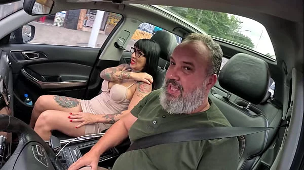 Aos 42 anos essa mãezona entra na carona já dando o rabo para o motorista - Shirley Azevedo