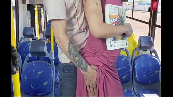 Estudande sendo encoxada por velho no onibus em público!
