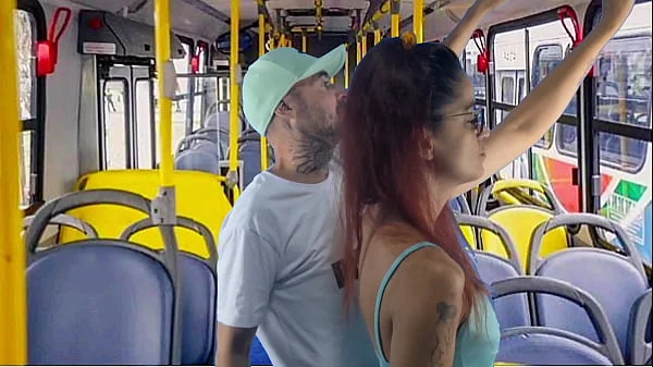 Jovem estudante leva encoxada dentro onibus!
