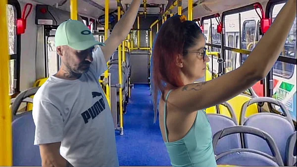 Jovem estudante leva encoxada dentro onibus!