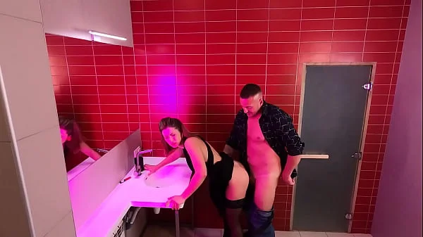 CAM IN THE PUBLIC TOILETTE IN THE NIGHT CLUB : FUCKING STRANGERS