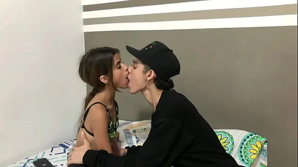 Besos calientes y lamidas de tetas para una pequeña chica HISTORIA COMPLETA