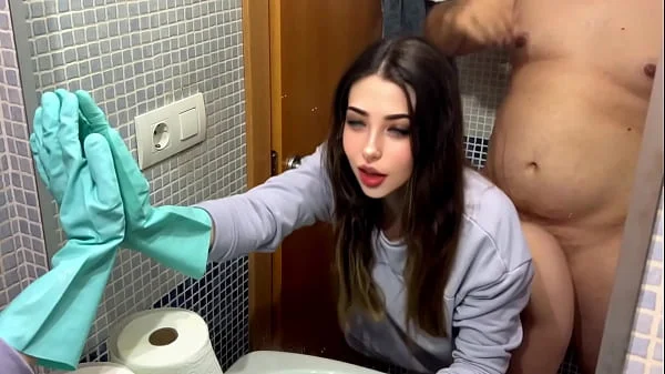 Mi padrastro me folla en el baño cuando limpiaba , me deja sin aire de tanto sexo,disfruto mucho cuando tengo sexo prohibido