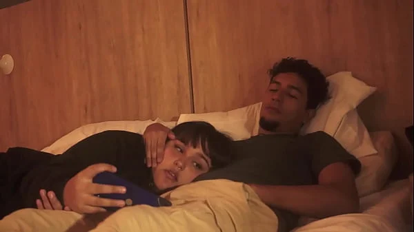 Mi hermanastro me mete su pene en mi boca mientras estamos acostados,no tuvo piedas con mi boquita y me la lleno de leche tratandome como su putita