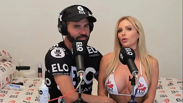 Huney Baked Melons folla con Elo Podcast en medio de la entrevista