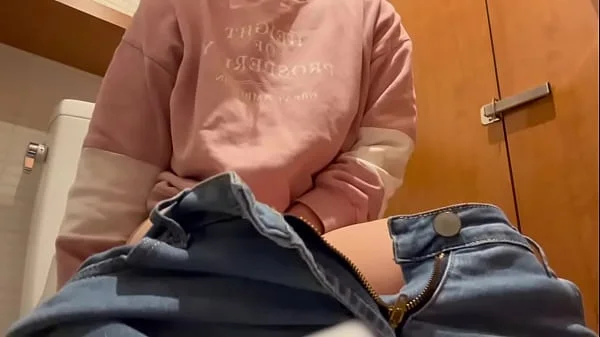 今日も隣でト◯レしてる人がいるのにオナニーしてやってはいけないことに興奮する女子◯生。