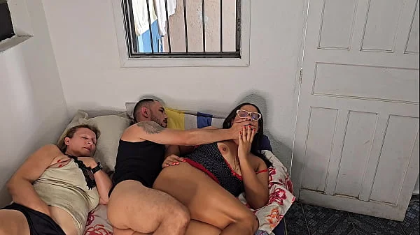 Madrasta divide sua cama com meio-irmãos, o enteado sortudo acaba fodendo a madrasta e meia-irmã