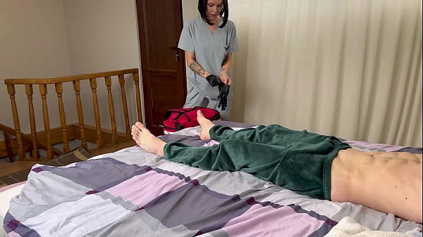 Therapist helps a football player to feel relif after injury by oily handjob and her tight ass