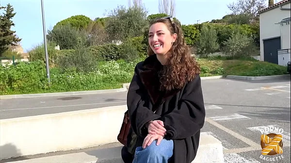 Livia, jeune bombasse, veut se faire bien baiser