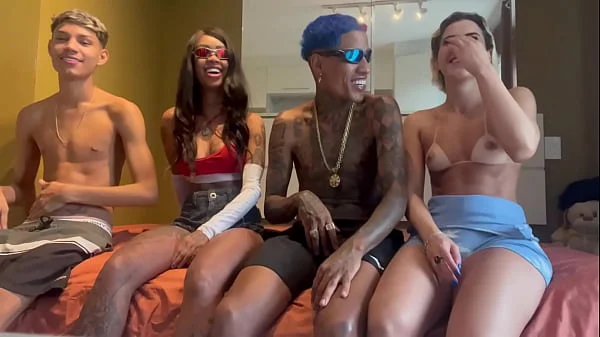 4 AMIGOS NOVINHO VOLTAM DO ROLÊ CHEIO DE TESAO, FAZEM TROCA TROCA COM A LOIRA E A MORENA UM DELES ERA Bissexual. (Para assistir completo só assinar ou fechado)