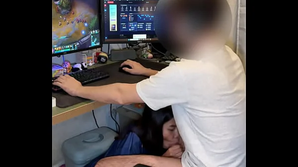 Une fan KCORP me suce pendant ma game, je dois AFK pour la baiser #KCWIN