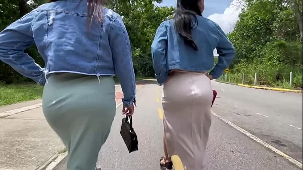 Aprovecho que mi novia se fue de viaje y me follo a sus dos mejores amigas