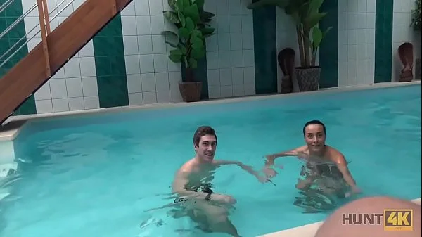 HUNT4K. El dueño del pequeño centro de spa seduce a la perra morena