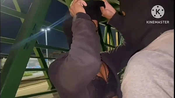 CASADA TRANSANDO EM PLENA VIA PUBLICA VIA LIGHT AO VIVO