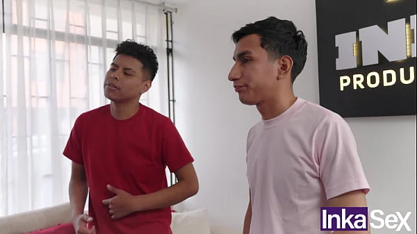 Jovenes Latinos se desnudan y se follan a su amiga Argentina culona por el ano.