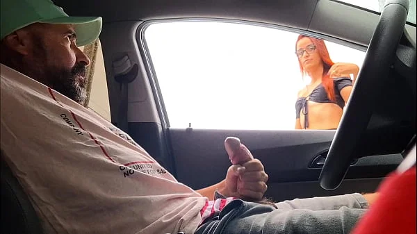 Parei carro na rua, tirei pau pra fora e pedi informações para ruivinha que passeava na rua!