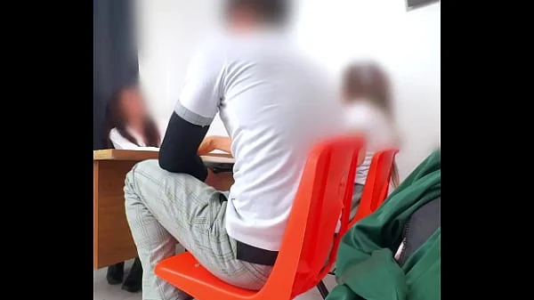 MAESTRA MEXICANA Poniendo Examen Extraordinario a Estudiantes en el salón! HAY OTRA Manera de Pasar MAESTRA? Les pide Cuerpo para pasar la Materia!
