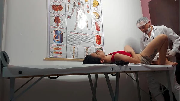 Ginecologista enfia dedo no cu e fode paciente!