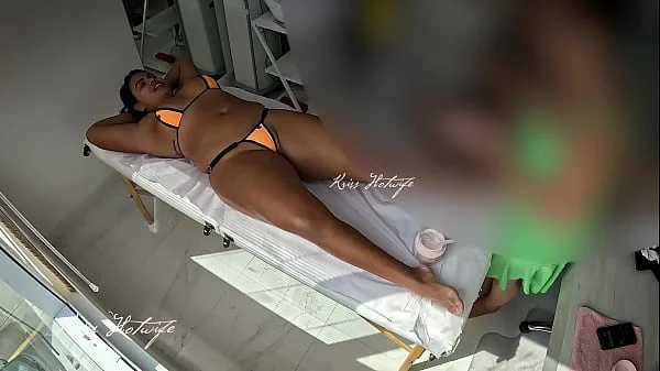 Usei meu bikini safado para fazer massagem. Massagista ficou cheia de tesão vendo minha bucetinha pulando do bikini