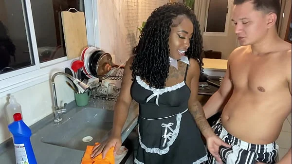 EMPREGADA NEGRA FODE NO PELO COM O FILHO JOVEM DO PATRÃO.