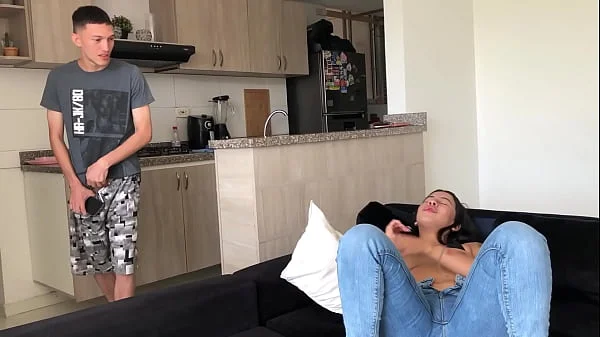 masturbandome con mi hermanastra - porno en español