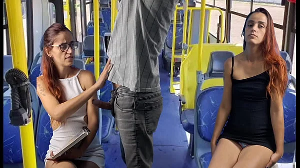 Estudante sendo encoxada no ônibus em publico!