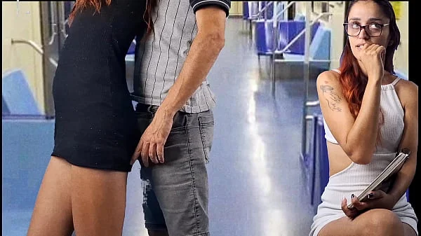 Safada estudante deixa estranho encoxar sua bunda em público!