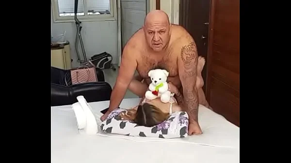 NOVINHA ADORA CARAS MAIS VELHO