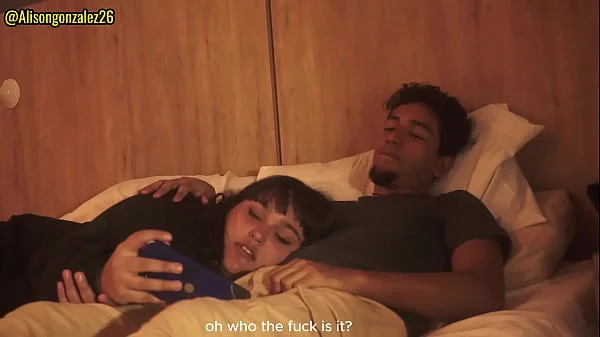 Mirando una pelicula con mi padrastro y sin querer me trague su pene (casi nos descubren)