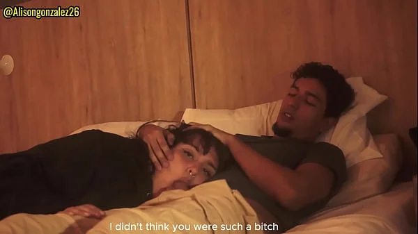 Mirando Netflix con mi hermanastra pero no pude evitar meter mi pene en su boca, casi nos descubren!!