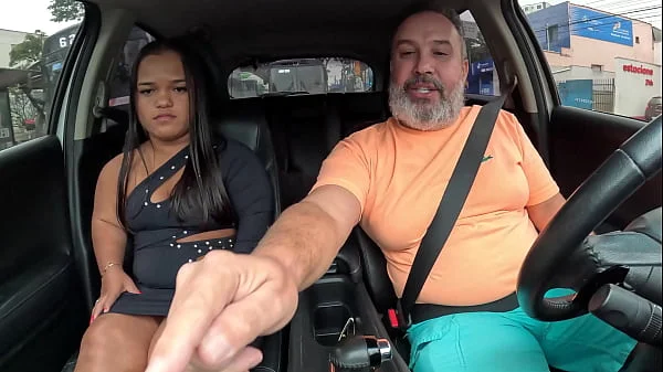 A anãzinha novinha estreia na carona sentando na piroca do motorista em público