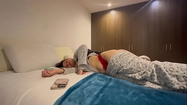 La empleada de mi esposo me toca en el baño y en la noche me pega su culo de lesbiana rica, cuando mi marido no esta...