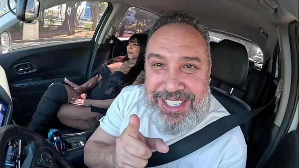 A preta gostosa e tatuada mineira entrou na carona e fudeu no pêlo com Ted - Flor Venenosah