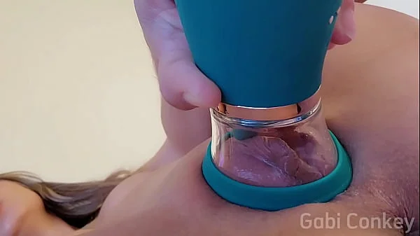 INTENSO ORGASMO TESTANDO MEU NOVO VIBRADOR QUE CHUPA GOSTOSO, VOCÊ ME CHUPARIA ASSIM?